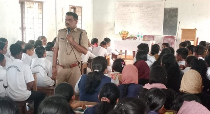 കോന്നി ഗവണ്മെന്റ് ഹയർ സെക്കണ്ടറി സ്കൂളില് പോക്സോ നിയമ ബോധവൽക്കരണ ക്ലാസ്സ് സംഘടിപ്പിച്ചു കോന്നി ഗവണ്മെന്റ് ഹയർ സെക്കണ്ടറി സ്കൂളില് പോക്സോ നിയമ ബോധവൽക്കരണ ക്ലാസ്സ് സംഘടിപ്പിച്ചു