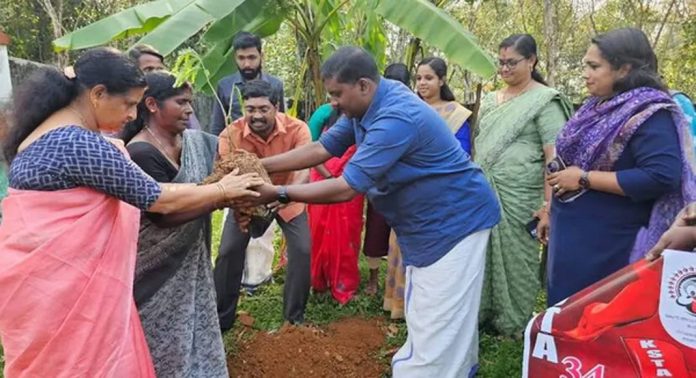 കെ.എസ്.ടി.എ ജില്ലാ സമ്മേളനം ; നെടുമ്പുര സ്കൂളിൽ നെല്ലിമരം നട്ടുകൊണ്ട് തുടക്കം കെ.എസ്.ടി.എ ജില്ലാ സമ്മേളനം ; നെടുമ്പുര സ്കൂളിൽ നെല്ലിമരം നട്ടുകൊണ്ട് തുടക്കം