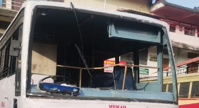 കോന്നി കെഎസ്ആർടിസി ബസ് സ്റ്റാൻഡിൽ നിർത്തിയിട്ട കെഎസ്ആർടിസി ബസ് ഉരുണ്ടുനീങ്ങി അപകടം കോന്നി കെഎസ്ആർടിസി ബസ് സ്റ്റാൻഡിൽ നിർത്തിയിട്ട കെഎസ്ആർടിസി ബസ് ഉരുണ്ടുനീങ്ങി അപകടം