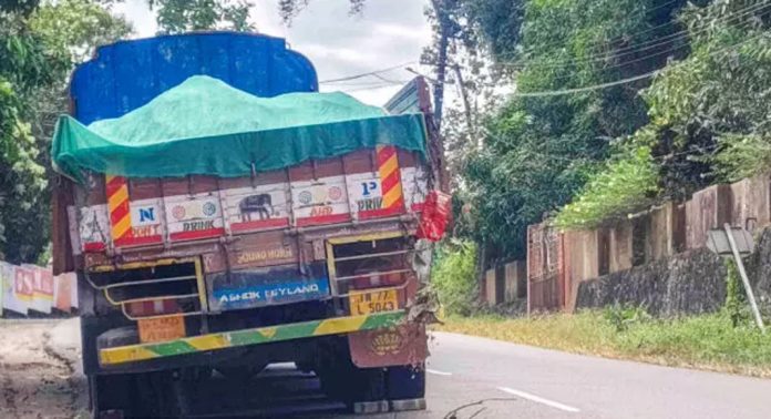ജല അതോറിറ്റിയുടെ കുഴിയിൽ വീണ് ആക്സിൽ ഒടിഞ്ഞ ലോറി ആറു ദിവസമായി റോഡിന് നടുവിൽ ജല അതോറിറ്റിയുടെ കുഴിയിൽ വീണ് ആക്സിൽ ഒടിഞ്ഞ ലോറി ആറു ദിവസമായി റോഡിന് നടുവിൽ