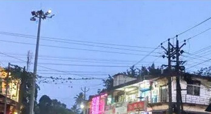 എഴുമറ്റൂർ പോസ്റ്റോഫീസ് ജംഗ്ഷനിലെ ഹൈമാസ്റ്റ് ലൈറ്റ് പ്രവർത്തിക്കാതായിട്ട് നാളുകള് ; തിരിഞ്ഞു നോക്കാതെ അധികൃതര് എഴുമറ്റൂർ പോസ്റ്റോഫീസ് ജംഗ്ഷനിലെ ഹൈമാസ്റ്റ് ലൈറ്റ് പ്രവർത്തിക്കാതായിട്ട് നാളുകള് ; തിരിഞ്ഞു നോക്കാതെ അധികൃതര്