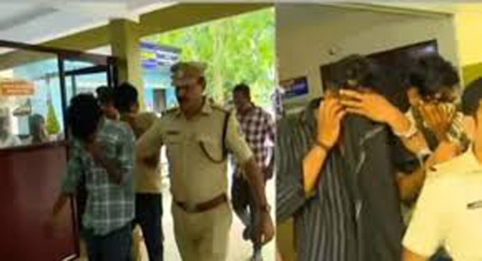 പത്തനംതിട്ട പീഡനം ; പത്തനംതിട്ട ജനറല് ആശുപത്രിയില് വെച്ചും കൂട്ടബലാത്സംഗത്തിന് ഇരയാക്കിയെന്ന് പെണ്കുട്ടി പത്തനംതിട്ട പീഡനം ; പത്തനംതിട്ട ജനറല് ആശുപത്രിയില് വെച്ചും കൂട്ടബലാത്സംഗത്തിന് ഇരയാക്കിയെന്ന് പെണ്കുട്ടി