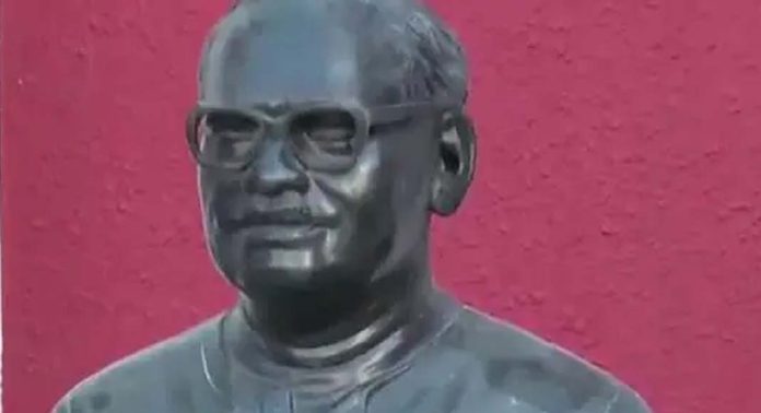 രൂപസാദൃശ്യമില്ല ; എം. എൻ. ഗോവിന്ദൻ നായരുടെ പ്രതിമ മാറ്റി സ്ഥാപിക്കാൻ സിപിഐ രൂപസാദൃശ്യമില്ല ; എം. എൻ. ഗോവിന്ദൻ നായരുടെ പ്രതിമ മാറ്റി സ്ഥാപിക്കാൻ സിപിഐ