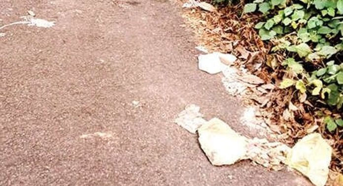മുള്ളൻവാതുക്കൽ-മാവുനിൽക്കുന്നതിൽപടി റോഡിൽ മാലിന്യം വലിച്ചെറിയുന്നു മുള്ളൻവാതുക്കൽ-മാവുനിൽക്കുന്നതിൽപടി റോഡിൽ മാലിന്യം വലിച്ചെറിയുന്നു