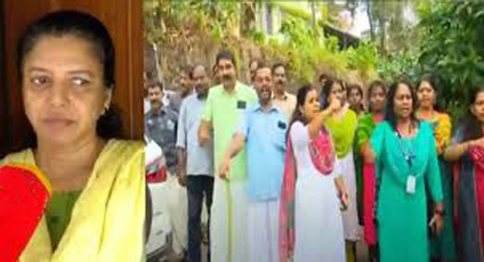 സർക്കാർ ജീവനക്കാരുടെ സമരത്തിന്റെ ഭാഗമായി കെ നവീൻബാബുവിന്റെ ഭാര്യ മഞ്ജുഷയും സർക്കാർ ജീവനക്കാരുടെ സമരത്തിന്റെ ഭാഗമായി കെ നവീൻബാബുവിന്റെ ഭാര്യ മഞ്ജുഷയും