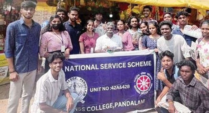 പന്തളം എൻ.എസ്.എസ്. കോളേജിലെ നാഷണൽ സർവീസ് സ്കീം വൊളന്റിയേഴ്സ് പേപ്പർ ബാഗ് വിതരണം ചെയ്തു പന്തളം എൻ.എസ്.എസ്. കോളേജിലെ നാഷണൽ സർവീസ് സ്കീം വൊളന്റിയേഴ്സ് പേപ്പർ ബാഗ് വിതരണം ചെയ്തു