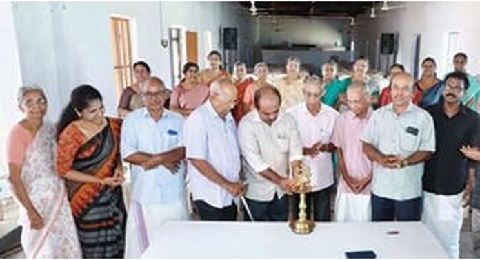ഓതറ എ.എം.എം. ഹൈസ്കൂളിലെ പൂർവാധ്യാപകസംഗമം ഉദ്ഘാടനം ചെയ്തു ഓതറ എ.എം.എം. ഹൈസ്കൂളിലെ പൂർവാധ്യാപകസംഗമം ഉദ്ഘാടനം ചെയ്തു