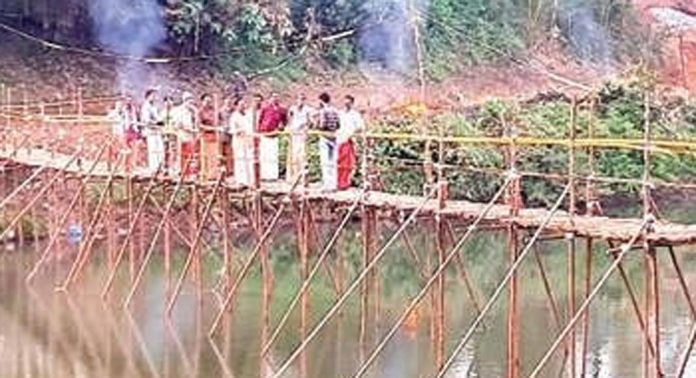 പന്തളം മഹാദേവ ക്ഷേത്രത്തിലെ ഉത്സവത്തിന് ക്ഷേത്രത്തിലെത്താൻ കരക്കാരുടെ കൂട്ടായ്മയിൽ ആറിന് കുറുകെ നടപ്പാലം പണിതു പന്തളം മഹാദേവ ക്ഷേത്രത്തിലെ ഉത്സവത്തിന് ക്ഷേത്രത്തിലെത്താൻ കരക്കാരുടെ കൂട്ടായ്മയിൽ ആറിന് കുറുകെ നടപ്പാലം പണിതു