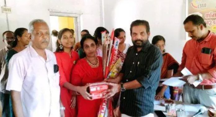 പന്തളം തെക്കേക്കര ഗ്രാമപഞ്ചായത്തിലെ 15 സ്കൂളുകൾക്ക് ഫസ്റ്റ് എയിഡ് കിറ്റും ശുചീകരണ സാധനങ്ങളും നൽകി പന്തളം തെക്കേക്കര ഗ്രാമപഞ്ചായത്തിലെ 15 സ്കൂളുകൾക്ക് ഫസ്റ്റ് എയിഡ് കിറ്റും ശുചീകരണ സാധനങ്ങളും നൽകി
