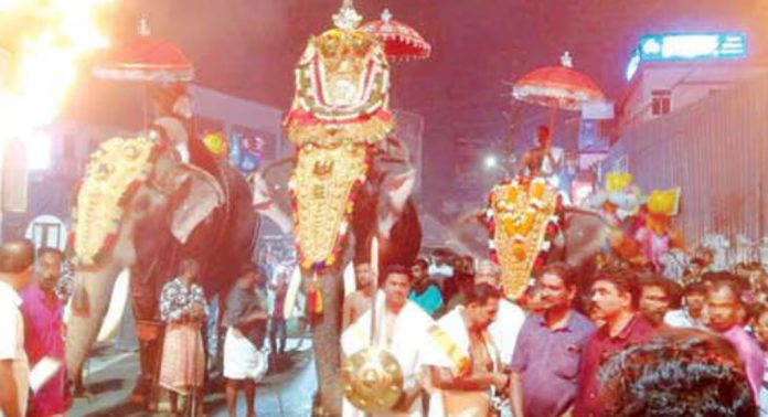 പന്തളം മഹാദേവർക്ഷേത്രത്തിൽ പത്ത് ദിവസമായി നടന്നുവന്ന ഉത്സവം സമാപിച്ചു പന്തളം മഹാദേവർക്ഷേത്രത്തിൽ പത്ത് ദിവസമായി നടന്നുവന്ന ഉത്സവം സമാപിച്ചു