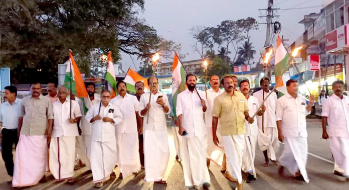 നിർഗുണനായ വനം വകുപ്പ് മന്ത്രി എ കെ ശശീന്ദ്രൻ രാജിവെക്കണം ; മന്ത്രിയുടെ കോലം കത്തിച്ചു നിർഗുണനായ വനം വകുപ്പ് മന്ത്രി എ കെ ശശീന്ദ്രൻ രാജിവെക്കണം ; മന്ത്രിയുടെ കോലം കത്തിച്ചു