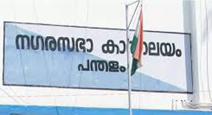 പന്തളം നഗരസഭയിൽ കൗൺസിലറുടെ നേതൃത്വത്തിൽ ഉപരോധ സമരം നടത്തി പന്തളം നഗരസഭയിൽ കൗൺസിലറുടെ നേതൃത്വത്തിൽ ഉപരോധ സമരം നടത്തി