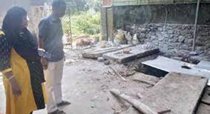 അന്യസംസ്ഥാന തൊഴിലാളികളുടെ താമസസ്ഥലത്തെ കക്കൂസ് മാലിന്യം നീർച്ചാലിലേക്കൊഴുക്കിയ കെട്ടിട ഉടമയ്ക്ക് 50,000 രൂപ പിഴയും വൃത്തിയാക്കാനുള്ള ഉത്തരവും അന്യസംസ്ഥാന തൊഴിലാളികളുടെ താമസസ്ഥലത്തെ കക്കൂസ് മാലിന്യം നീർച്ചാലിലേക്കൊഴുക്കിയ കെട്ടിട ഉടമയ്ക്ക് 50,000 രൂപ പിഴയും വൃത്തിയാക്കാനുള്ള ഉത്തരവും