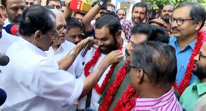 പെരിയ ഇരട്ടകൊലപാതകകേസ് പ്രതികളായ നാല് സി.പി.എം. നേതാക്കള് ജയിലില്നിന്ന് പുറത്തിറങ്ങി പെരിയ ഇരട്ടകൊലപാതകകേസ് പ്രതികളായ നാല് സി.പി.എം. നേതാക്കള് ജയിലില്നിന്ന് പുറത്തിറങ്ങി
