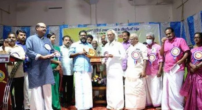 പ്രശസ്ത കവിയും ചലച്ചിത്ര ഗാനരചയിതാവുമായ പി. കെ.ഗോപിയെ ആദരിച്ചു പ്രശസ്ത കവിയും ചലച്ചിത്ര ഗാനരചയിതാവുമായ പി. കെ.ഗോപിയെ ആദരിച്ചു