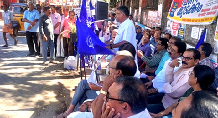 കേരള പോലീസ് വെൽഫെയർ അസോസിയേഷൻ പത്തനംതിട്ടയില് സിവിൽ സ്റ്റേഷൻ മാർച്ചും ധർണയും നടത്തി കേരള പോലീസ് വെൽഫെയർ അസോസിയേഷൻ പത്തനംതിട്ടയില് സിവിൽ സ്റ്റേഷൻ മാർച്ചും ധർണയും നടത്തി
