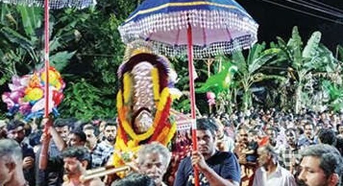 പൂതങ്കരയിൽ അയ്യപ്പന്മാർ പേട്ടതുള്ളി പൂതങ്കരയിൽ അയ്യപ്പന്മാർ പേട്ടതുള്ളി