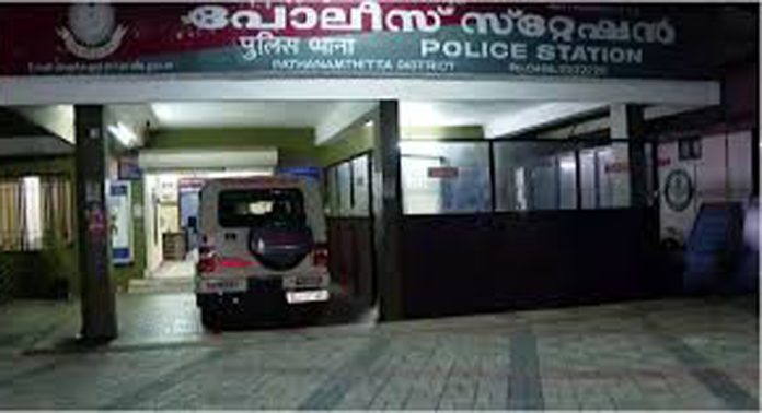 പത്തനംതിട്ടയിൽ കായികതാരമായ പെൺകുട്ടിയെ 60ലധികം പേർ ലൈംഗിക പീഡനത്തിന് ഇരയാക്കിയ കേസ് : കുട്ടി ഉപയോഗിച്ചിരുന്നത് അച്ഛന്റെ ഫോണ് പത്തനംതിട്ടയിൽ കായികതാരമായ പെൺകുട്ടിയെ 60ലധികം പേർ ലൈംഗിക പീഡനത്തിന് ഇരയാക്കിയ കേസ് : കുട്ടി ഉപയോഗിച്ചിരുന്നത് അച്ഛന്റെ ഫോണ്