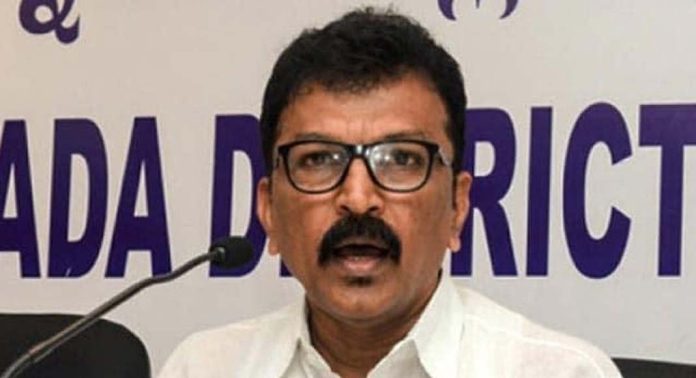 എഐസിസി സെക്രട്ടറി പി വി മോഹനന് വാഹനാപകടത്തിൽ പരിക്കേറ്റു എഐസിസി സെക്രട്ടറി പി വി മോഹനന് വാഹനാപകടത്തിൽ പരിക്കേറ്റു