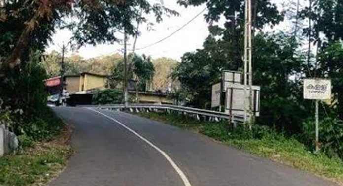 അത്തിക്കയം വില്ലേജ് ഓഫീസിനു മുന്നിൽ അപകട ഭീഷണിയായി തുടരുന്ന മരം മുറിച്ചു മാറ്റണമെന്ന ആവശ്യം ശക്തമാകുന്നു അത്തിക്കയം വില്ലേജ് ഓഫീസിനു മുന്നിൽ അപകട ഭീഷണിയായി തുടരുന്ന മരം മുറിച്ചു മാറ്റണമെന്ന ആവശ്യം ശക്തമാകുന്നു