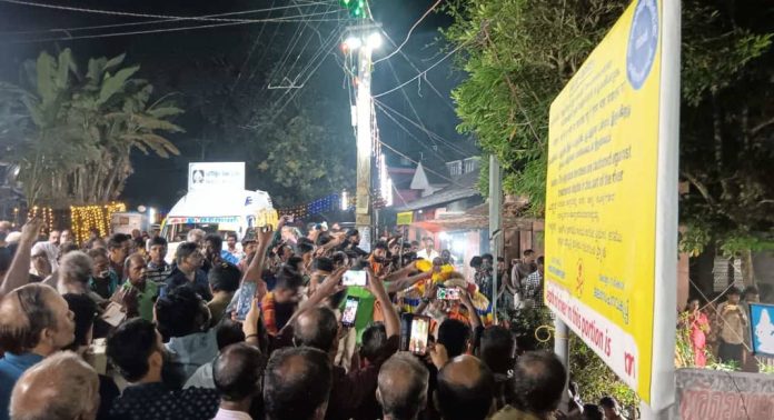 തിരുവാഭരണ ഘോഷയാത്ര ഇന്നലെ അയിരൂർ പുതിയ കാവ് ദേവീക്ഷേത്രത്തിലെത്തി തിരുവാഭരണ ഘോഷയാത്ര ഇന്നലെ അയിരൂർ പുതിയ കാവ് ദേവീക്ഷേത്രത്തിലെത്തി