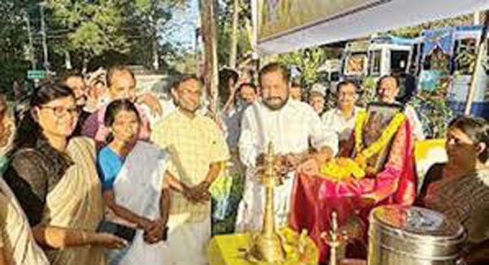 അഖിലഭാരത അയ്യപ്പസേവാസംഘത്തിന്റെ നേതൃത്വത്തിൽ തിരുവാഭരണ ഘോഷയാത്രയിൽ പങ്കെടുക്കുന്ന അയ്യപ്പഭക്തർക്ക് അന്നദാനം നൽകി അഖിലഭാരത അയ്യപ്പസേവാസംഘത്തിന്റെ നേതൃത്വത്തിൽ തിരുവാഭരണ ഘോഷയാത്രയിൽ പങ്കെടുക്കുന്ന അയ്യപ്പഭക്തർക്ക് അന്നദാനം നൽകി