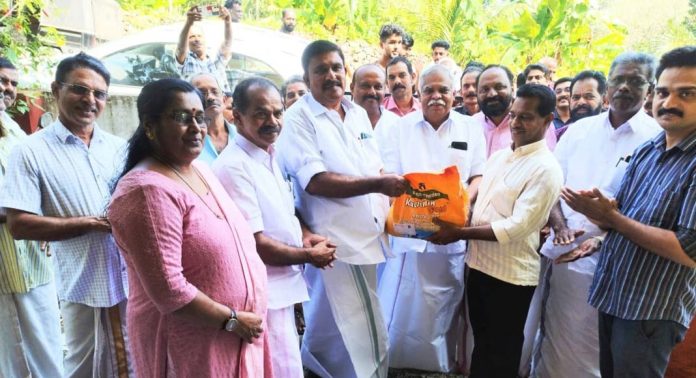 വെച്ചൂച്ചിറ പഞ്ചായത്തില് കറവപ്പശുക്കൾക്ക് ധാതുലവണ മിശ്രിതം സൗജന്യമായി നല്കുന്ന പദ്ധതിക്ക് തുടക്കമായി വെച്ചൂച്ചിറ പഞ്ചായത്തില് കറവപ്പശുക്കൾക്ക് ധാതുലവണ മിശ്രിതം സൗജന്യമായി നല്കുന്ന പദ്ധതിക്ക് തുടക്കമായി