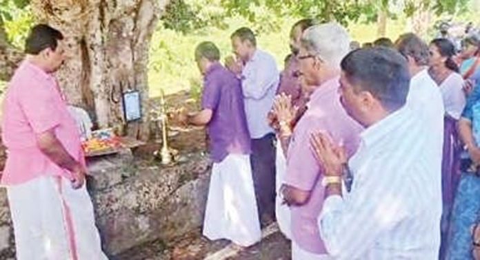 ശബരിമല തിരുവാഭരണ ഘോഷയാത്രയ്ക്ക് മുന്നോടിയായി റാന്നി ഭാഗത്ത് ശ്രമദാനം നടത്തി ശബരിമല തിരുവാഭരണ ഘോഷയാത്രയ്ക്ക് മുന്നോടിയായി റാന്നി ഭാഗത്ത് ശ്രമദാനം നടത്തി