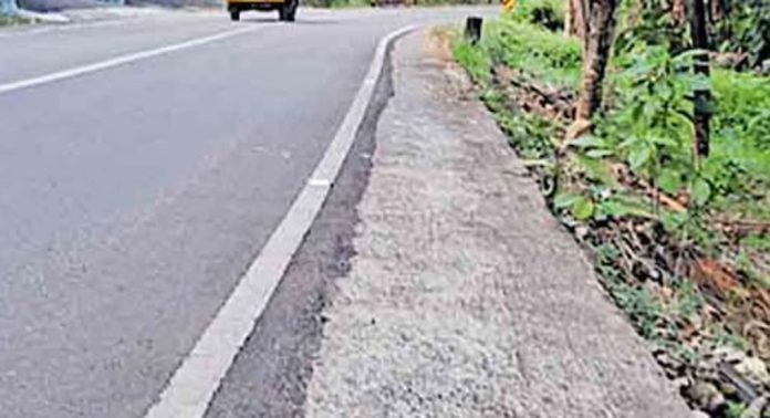 പെരുമ്പെട്ടിയിലെ അപകട മേഖലയിൽ ക്രാഷ് ബാരിയർ സ്ഥാപിക്കണമെന്ന ആവശ്യം ശക്തമാകുന്നു പെരുമ്പെട്ടിയിലെ അപകട മേഖലയിൽ ക്രാഷ് ബാരിയർ സ്ഥാപിക്കണമെന്ന ആവശ്യം ശക്തമാകുന്നു
