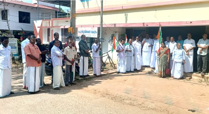 പന്തളത്ത് റേഷൻ കടയുടെ മുന്നിലേക്ക് പ്രതിഷേധ പ്രകടനവും ധർണ്ണയും നടത്തി പന്തളത്ത് റേഷൻ കടയുടെ മുന്നിലേക്ക് പ്രതിഷേധ പ്രകടനവും ധർണ്ണയും നടത്തി
