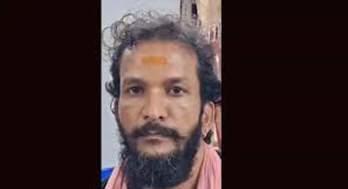 രണ്ട് വയര്ലെസ് സെറ്റുകളുമായി യുവാവിനെ സന്നിധാനത്ത് നിന്നു പോലീസ് പിടികൂടി രണ്ട് വയര്ലെസ് സെറ്റുകളുമായി യുവാവിനെ സന്നിധാനത്ത് നിന്നു പോലീസ് പിടികൂടി