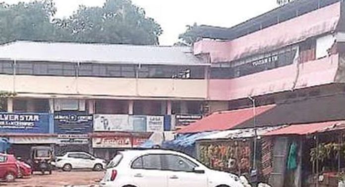 രാമപുരം മാർക്കറ്റ് കെട്ടിടം പൊളിച്ചിട്ട് വര്ഷങ്ങള് ; പുതിയ കെട്ടിടം ഉടൻ പണിയുമെന്ന നഗരസഭയുടെ വാഗ്ദാനം വെറും വാക്കായി രാമപുരം മാർക്കറ്റ് കെട്ടിടം പൊളിച്ചിട്ട് വര്ഷങ്ങള് ; പുതിയ കെട്ടിടം ഉടൻ പണിയുമെന്ന നഗരസഭയുടെ വാഗ്ദാനം വെറും വാക്കായി