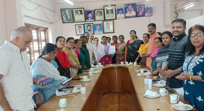 പഴവങ്ങാടി കുടുംബശ്രീ സിഡിഎസ് ഗ്രാമകം കൈപുസ്തകം വി.പി.ആര്.പി ഗ്രാമ പഞ്ചായത്ത് ഭരണ സമിതിക്ക് കൈമാറി പഴവങ്ങാടി കുടുംബശ്രീ സിഡിഎസ് ഗ്രാമകം കൈപുസ്തകം വി.പി.ആര്.പി ഗ്രാമ പഞ്ചായത്ത് ഭരണ സമിതിക്ക് കൈമാറി