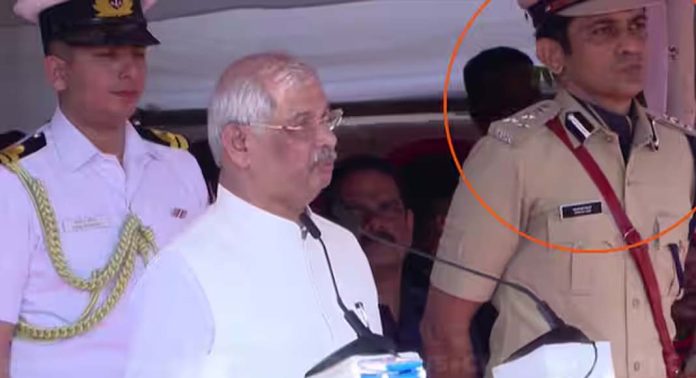 റിപ്പബ്ലിക് ദിന പരേഡിൽ ഗവർണറുടെ പ്രസംഗത്തിനിടെ പോലീസ് കമ്മീഷണർ കുഴഞ്ഞുവീണു റിപ്പബ്ലിക് ദിന പരേഡിൽ ഗവർണറുടെ പ്രസംഗത്തിനിടെ പോലീസ് കമ്മീഷണർ കുഴഞ്ഞുവീണു