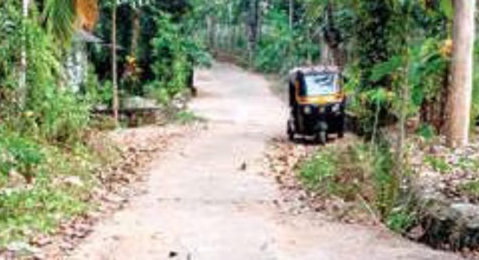 ചൂരക്കോട് ശ്രീനാരായണപുരം റോഡ് കുണ്ടും കുഴിയുമായി ചൂരക്കോട് ശ്രീനാരായണപുരം റോഡ് കുണ്ടും കുഴിയുമായി