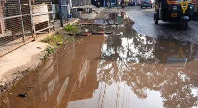 അഴിയിടത്തുചിറ ജംഗ്ഷന് സമീപം പൈപ്പ് പൊട്ടി കുടിവെള്ളം പാഴാകുന്നു അഴിയിടത്തുചിറ ജംഗ്ഷന് സമീപം പൈപ്പ് പൊട്ടി കുടിവെള്ളം പാഴാകുന്നു
