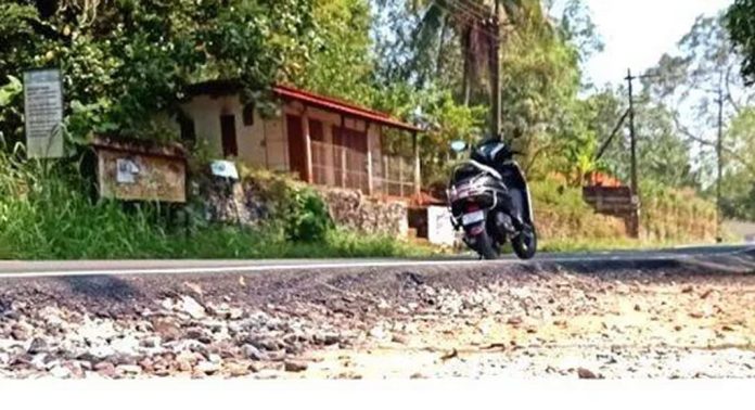 നീർവിളാകം- കുറിച്ചിമുട്ടം റോഡിന്റെ വശങ്ങൾ താഴ്ന്നുകിടക്കുന്നത് അപകടഭീതി ഉയര്ത്തുന്നു നീർവിളാകം- കുറിച്ചിമുട്ടം റോഡിന്റെ വശങ്ങൾ താഴ്ന്നുകിടക്കുന്നത് അപകടഭീതി ഉയര്ത്തുന്നു