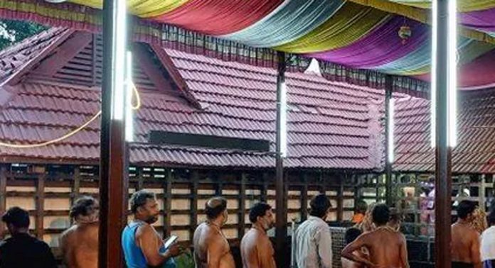 തിരുവാഭരണ ദർശനത്തിന് പന്തളത്ത് വന്ഭക്തജന തിരക്ക് തിരുവാഭരണ ദർശനത്തിന് പന്തളത്ത് വന്ഭക്തജന തിരക്ക്