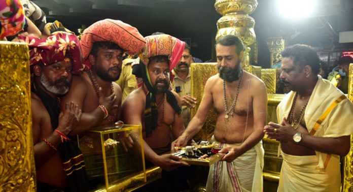 അയ്യപ്പന് സ്വർണത്തിൽ നിർമിച്ച അമ്പും വില്ലും വെള്ളി ആനകളും കാണിക്കയായി സമർപ്പിച്ച് തെലങ്കാന സംഘം അയ്യപ്പന് സ്വർണത്തിൽ നിർമിച്ച അമ്പും വില്ലും വെള്ളി ആനകളും കാണിക്കയായി സമർപ്പിച്ച് തെലങ്കാന സംഘം