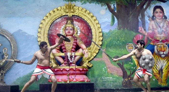 അയ്യപ്പന് കളരിപ്പയറ്റ് കാണിക്കയായി അർപ്പിച്ച് തിരുവനന്തപുരം പാപ്പനംകോട് നിന്നുമെത്തിയ സംഘം അയ്യപ്പന് കളരിപ്പയറ്റ് കാണിക്കയായി അർപ്പിച്ച് തിരുവനന്തപുരം പാപ്പനംകോട് നിന്നുമെത്തിയ സംഘം