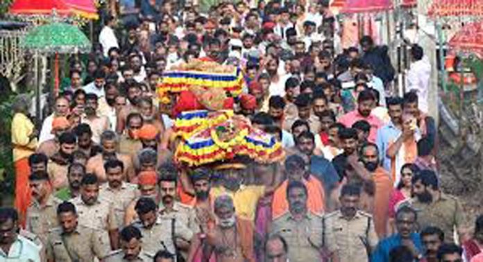 തിരുവാഭരണ ഘോഷയാത്ര ളാഹ വനം സത്രത്തിലെത്തി വിശ്രമിച്ച ശേഷം സന്നിധാനത്തേക്ക് യാത്ര തിരിച്ചു തിരുവാഭരണ ഘോഷയാത്ര ളാഹ വനം സത്രത്തിലെത്തി വിശ്രമിച്ച ശേഷം സന്നിധാനത്തേക്ക് യാത്ര തിരിച്ചു