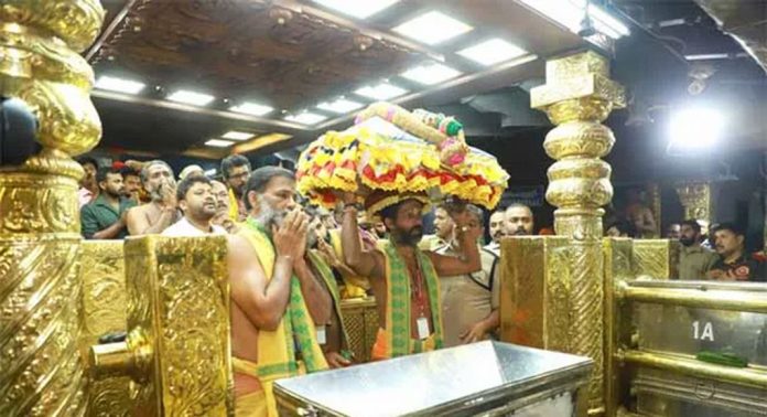 തിരുവാഭരണ സംഘം തിരുവാഭരണ പേടകങ്ങളുമായി പന്തളം കൊട്ടാരത്തിലേക്ക് മടക്കഘോഷയാത്ര തിരിച്ചു തിരുവാഭരണ സംഘം തിരുവാഭരണ പേടകങ്ങളുമായി പന്തളം കൊട്ടാരത്തിലേക്ക് മടക്കഘോഷയാത്ര തിരിച്ചു