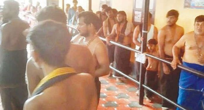 മണ്ഡലപൂജയ്ക്കുശേഷം അടച്ചിട്ടിരുന്ന ശബരിമല നട തുറന്നതോടെ പന്തളത്ത് തിരുവാഭരണ ദർശനവും പുനരാരംഭിച്ചു മണ്ഡലപൂജയ്ക്കുശേഷം അടച്ചിട്ടിരുന്ന ശബരിമല നട തുറന്നതോടെ പന്തളത്ത് തിരുവാഭരണ ദർശനവും പുനരാരംഭിച്ചു