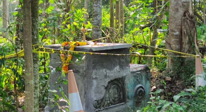 ദുരൂഹ സമാധി രണ്ട് ദിവസം കഴിഞ്ഞ് പൊളിക്കാൻ തീരുമാനം ദുരൂഹ സമാധി രണ്ട് ദിവസം കഴിഞ്ഞ് പൊളിക്കാൻ തീരുമാനം
