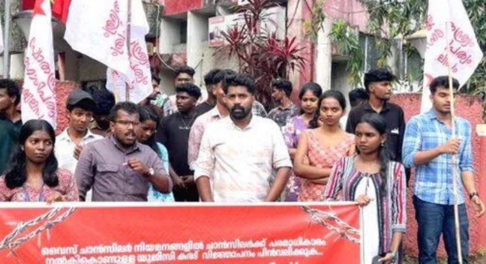 എസ്.എഫ്.ഐ. തിരുവല്ല ഏരിയ കമ്മിറ്റിയുടെ നേതൃത്വത്തിൽ തിരുവല്ല ഹെഡ് പോസ്റ്റ് ഓഫീസിലേക്ക് മാർച്ചും ധർണയും സംഘടിപ്പിച്ചു എസ്.എഫ്.ഐ. തിരുവല്ല ഏരിയ കമ്മിറ്റിയുടെ നേതൃത്വത്തിൽ തിരുവല്ല ഹെഡ് പോസ്റ്റ് ഓഫീസിലേക്ക് മാർച്ചും ധർണയും സംഘടിപ്പിച്ചു