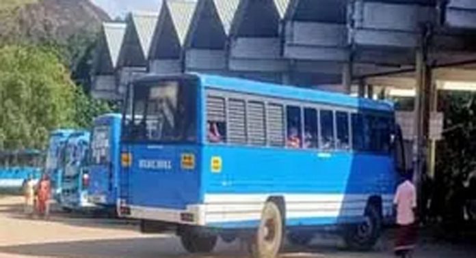 പത്തനംതിട്ട സ്വകാര്യ ബസ് ജീവനക്കാര് തമ്മില് സംഘര്ഷം ; തകര്ന്ന കണ്ണാടിച്ചില്ല് കണ്ണില് തറച്ച് യാത്രക്കാരിക്ക് പരിക്ക് പത്തനംതിട്ട സ്വകാര്യ ബസ് ജീവനക്കാര് തമ്മില് സംഘര്ഷം ; തകര്ന്ന കണ്ണാടിച്ചില്ല് കണ്ണില് തറച്ച് യാത്രക്കാരിക്ക് പരിക്ക്