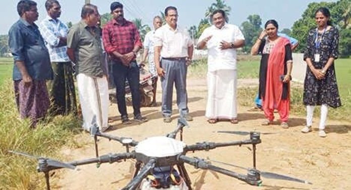 പെരിങ്ങര പഞ്ചായത്തിൽ ഡ്രോൺ ഉപയോഗിച്ച് നെല്ലിന് വളപ്രയോഗം നടത്തി പെരിങ്ങര പഞ്ചായത്തിൽ ഡ്രോൺ ഉപയോഗിച്ച് നെല്ലിന് വളപ്രയോഗം നടത്തി