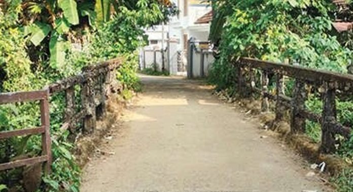 കൈപ്പുഴമഠം പാലത്തിന്റെ കൈവരി തകര്ന്നിട്ട് വര്ഷങ്ങള് ; തിരിഞ്ഞു നോക്കാതെ അധികൃതര് കൈപ്പുഴമഠം പാലത്തിന്റെ കൈവരി തകര്ന്നിട്ട് വര്ഷങ്ങള് ; തിരിഞ്ഞു നോക്കാതെ അധികൃതര്