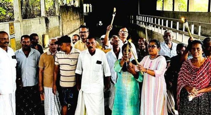 ഇരുവള്ളിപ്ര റെയിൽവേ അടിപ്പാതയിൽ വഴിവിളക്ക് സ്ഥാപിക്കാത്തതിൽ പ്രതിഷേധിച്ച് നാട്ടുകൂട്ടത്തിന്റെ നേതൃത്വത്തിൽ പ്രതിഷേധ ജ്വാല സംഘടിപ്പിച്ചു ഇരുവള്ളിപ്ര റെയിൽവേ അടിപ്പാതയിൽ വഴിവിളക്ക് സ്ഥാപിക്കാത്തതിൽ പ്രതിഷേധിച്ച് നാട്ടുകൂട്ടത്തിന്റെ നേതൃത്വത്തിൽ പ്രതിഷേധ ജ്വാല സംഘടിപ്പിച്ചു