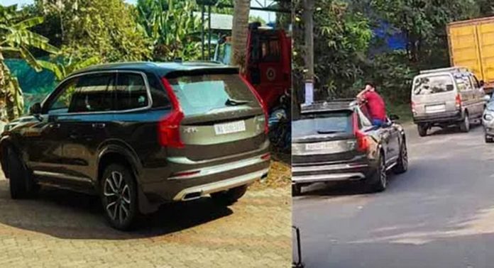 തിരുവല്ല-കുമ്പഴ റോഡില് കാറിന്റെ ഡോറിലിരുന്ന് യുവാവിന്റെ അപകട യാത്ര ; കയ്യോടെ പൊക്കി എംവിഡി തിരുവല്ല-കുമ്പഴ റോഡില് കാറിന്റെ ഡോറിലിരുന്ന് യുവാവിന്റെ അപകട യാത്ര ; കയ്യോടെ പൊക്കി എംവിഡി